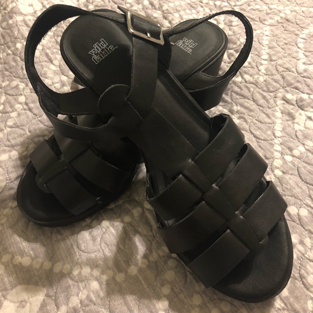 Black chunky strappy 90’s inspired sandals